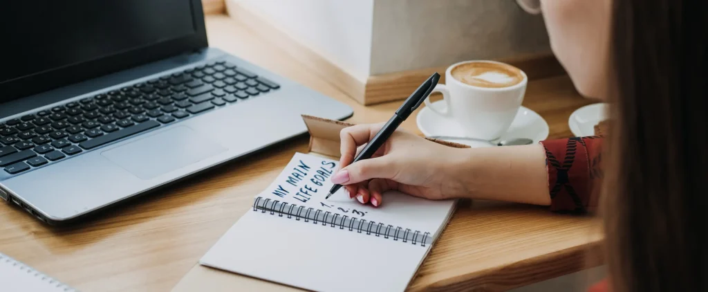 mujer escribiendo objetivos 