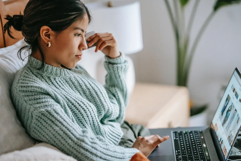  femme regardant un ordinateur